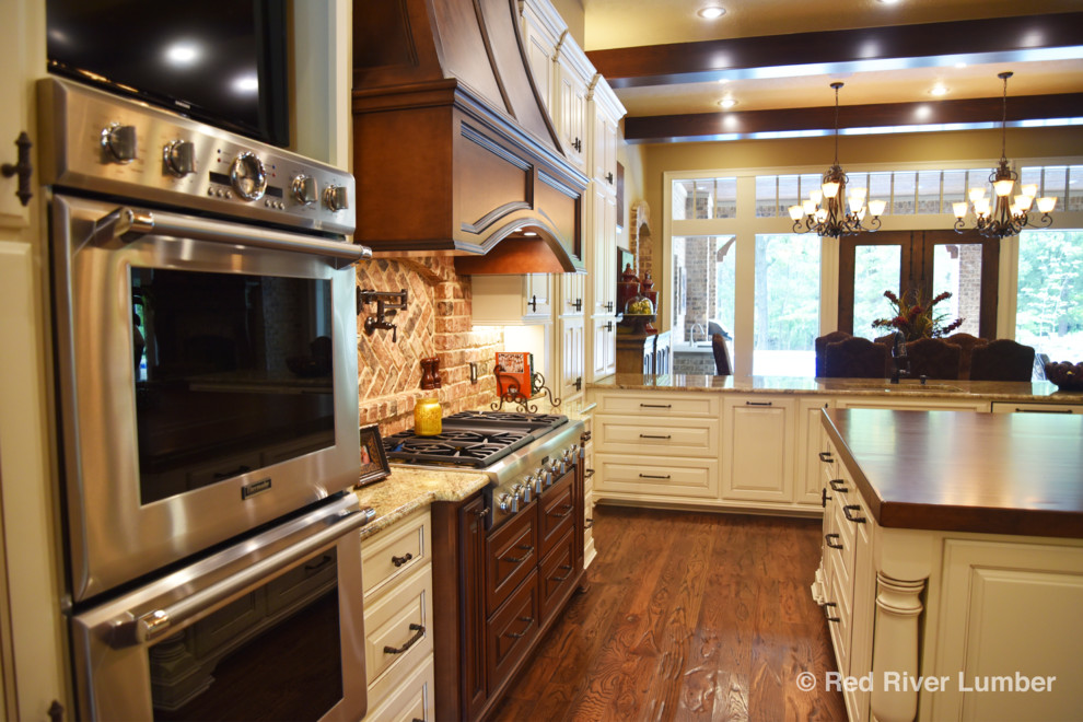 Design ideas for a traditional kitchen in Dallas with granite benchtops and stainless steel appliances.