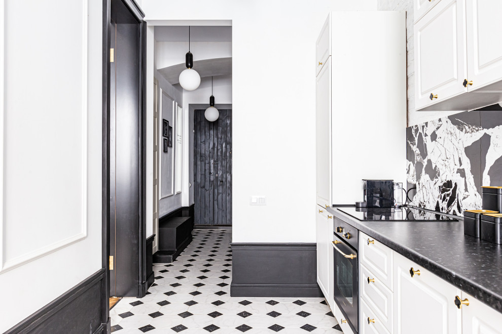 На фото: узкий коридор среднего размера в стиле ретро с белыми стенами, полом из керамической плитки и белым полом с