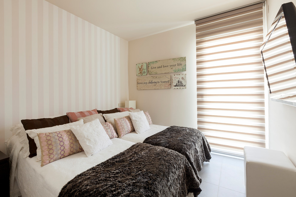 Ejemplo de habitación de invitados romántica de tamaño medio