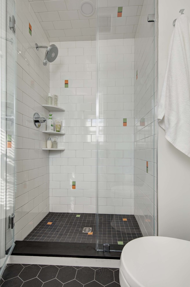 Esempio di una piccola stanza da bagno padronale minimalista con consolle stile comò, ante grigie, doccia alcova, WC monopezzo, piastrelle multicolore, piastrelle in ceramica, lavabo integrato, porta doccia a battente e top bianco