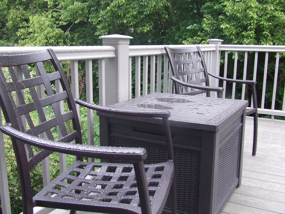 Inspiration for a contemporary deck remodel in Cincinnati