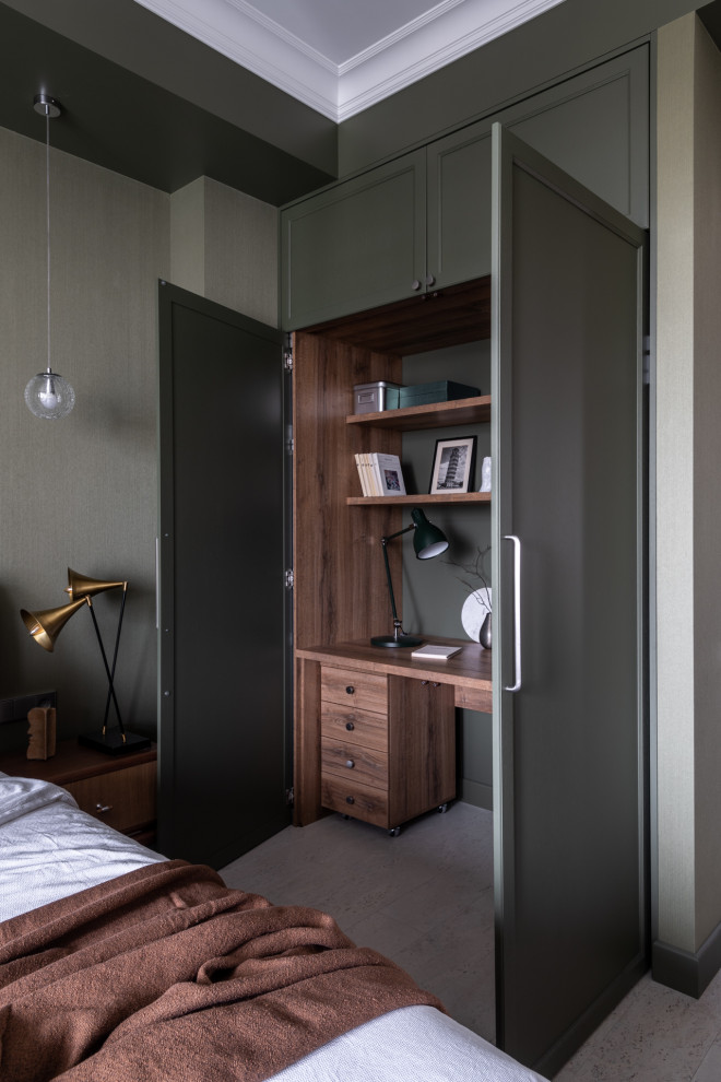 Foto de dormitorio principal y blanco y madera contemporáneo de tamaño medio con paredes verdes, suelo de corcho y suelo beige