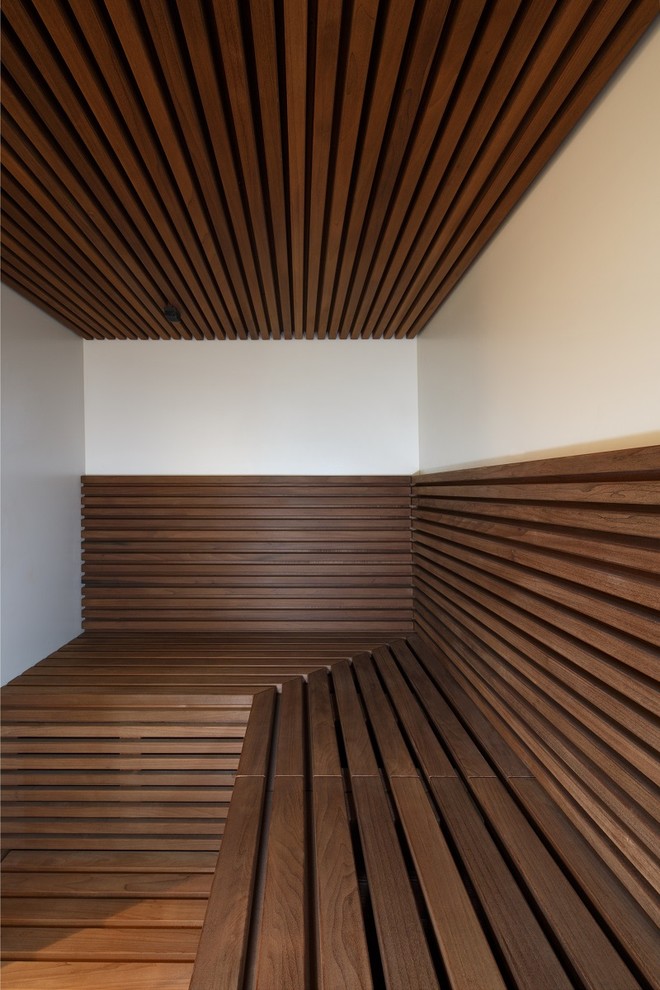 Sauna With offenen Schränken, beigen Schränken, Einbaubadewanne, bodengleicher Dusche, Wandtoilette mit Spülkasten, beigen Fliesen, Keramikfliesen, beiger Wandfarbe, Keramikboden, Sauna, Aufsatzwaschbecken, Granit-Waschbecken/Waschtisch, beigem Boden and Falttür-Duschabtrennung in Berlin