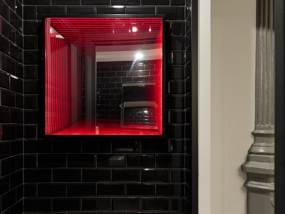 Ejemplo de aseo de tamaño medio con puertas de armario negras, baldosas y/o azulejos blancas y negros, baldosas y/o azulejos de porcelana, paredes negras, suelo de cemento, lavabo suspendido, suelo gris y encimeras blancas