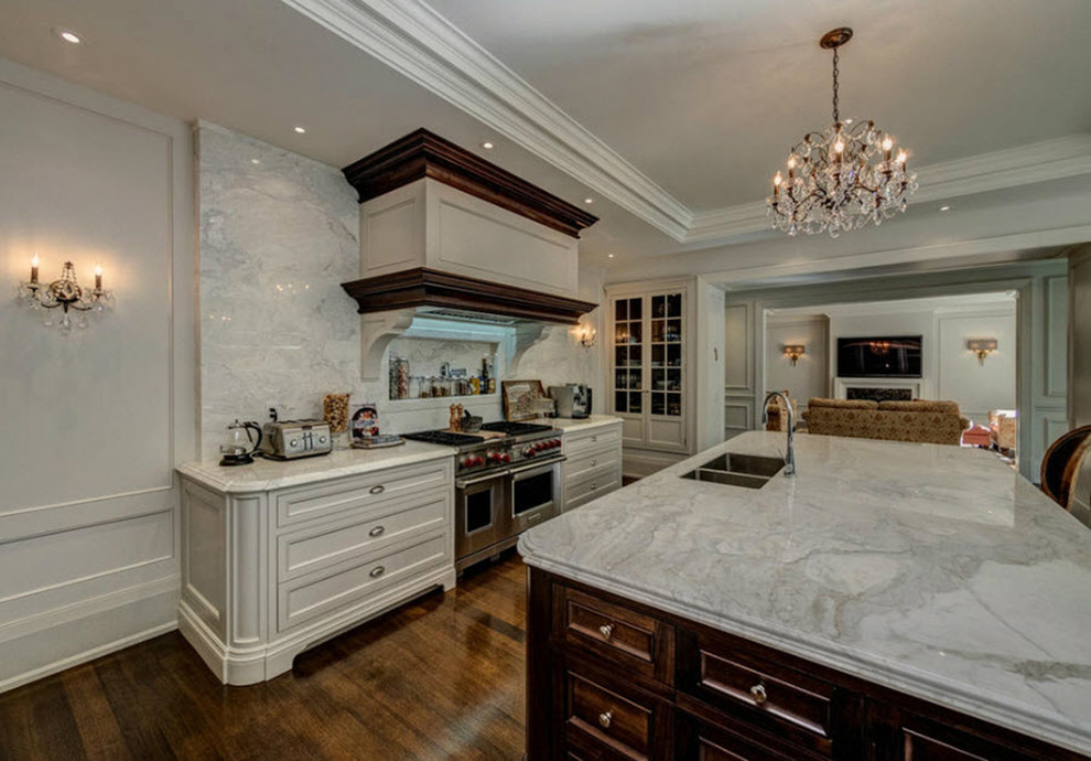 Kitchen - transitional kitchen idea in Toronto