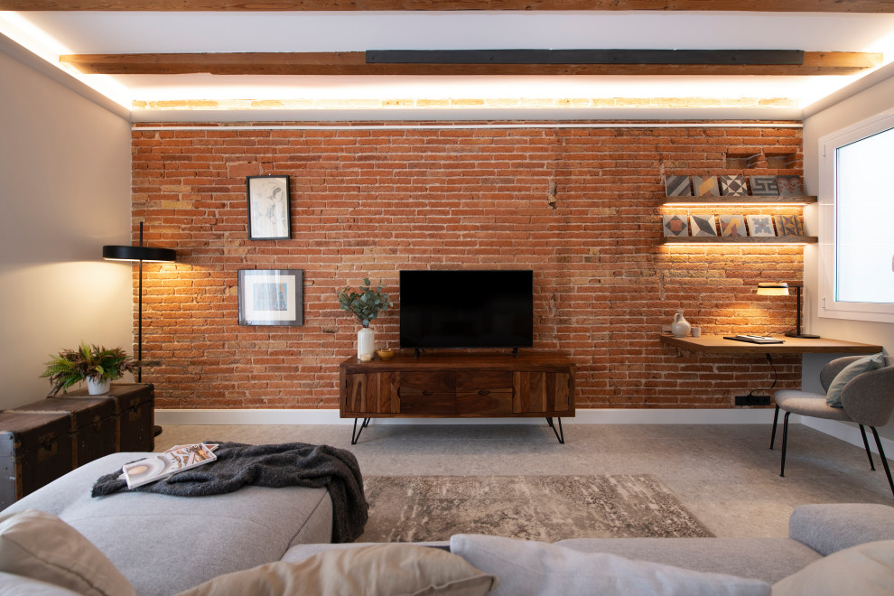 Идея дизайна: открытая, серо-белая гостиная комната среднего размера в скандинавском стиле с серыми стенами, полом из керамогранита, отдельно стоящим телевизором, серым полом, балками на потолке и кирпичными стенами без камина
