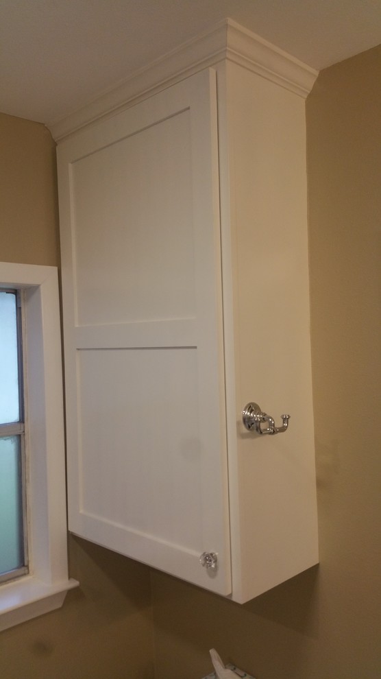 Example of a mid-sized transitional master gray tile and porcelain tile porcelain tile home design design in Austin with shaker cabinets, white cabinets, a two-piece toilet, beige walls, an undermount sink and granite countertops
