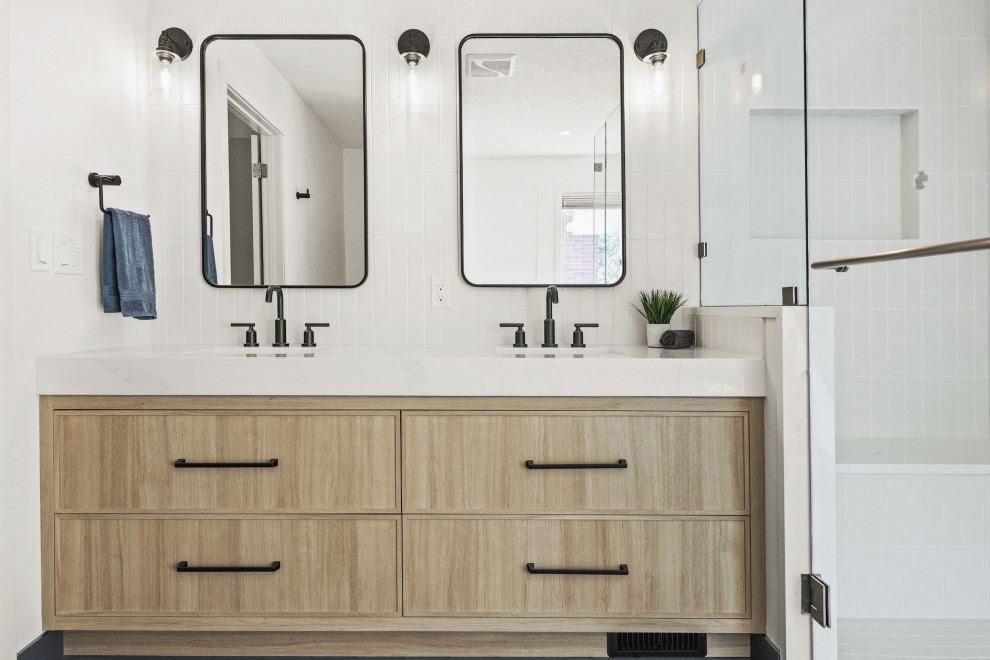 Esempio di una stanza da bagno minimalista con piastrelle bianche, top in quarzo composito, top bianco, nicchia e mobile bagno incassato