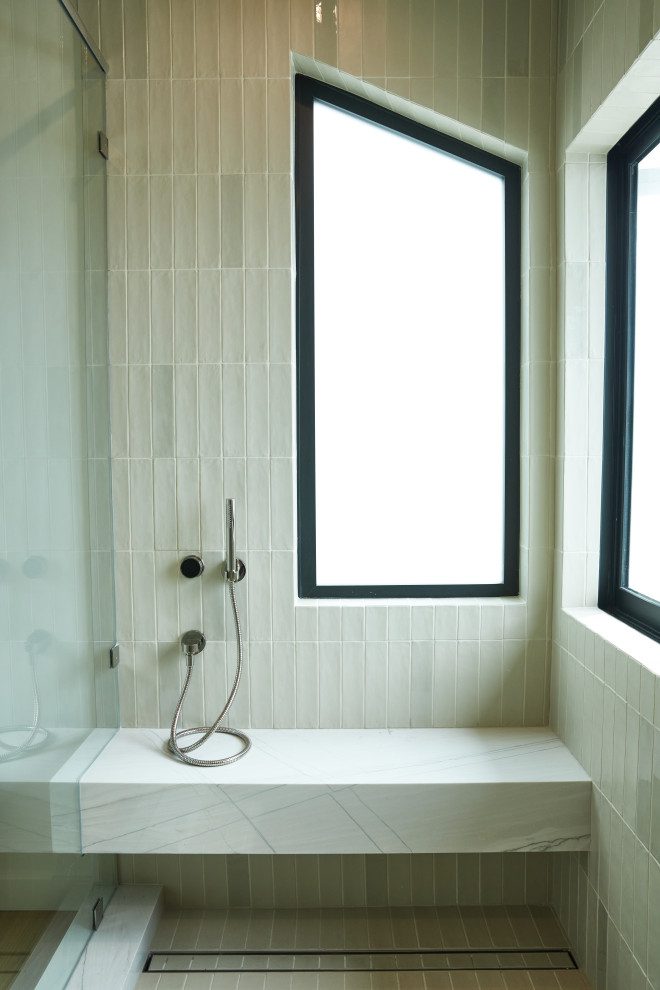 Пример оригинального дизайна: большая главная ванная комната в современном стиле с плоскими фасадами, белыми фасадами, душевой комнатой, унитазом-моноблоком, светлым паркетным полом, врезной раковиной, столешницей из кварцита, душем с распашными дверями, белой столешницей, тумбой под две раковины и подвесной тумбой