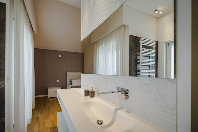 Camera da letto con bagno moderne-salle-de-bain