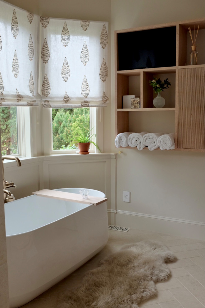 Immagine di una stanza da bagno contemporanea di medie dimensioni con ante lisce, ante in legno chiaro, piastrelle bianche, lavabo sottopiano, top in quarzo composito, top bianco, due lavabi e mobile bagno incassato