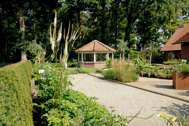 Landhausgarten mit Boulebahn und Pool Landhausstil Garten