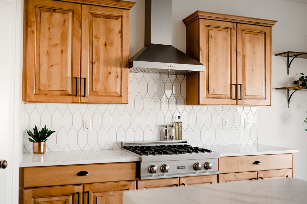 Moderne Küche mit Küchenrückwand in Weiß und Rückwand aus Keramikfliesen in Salt Lake City