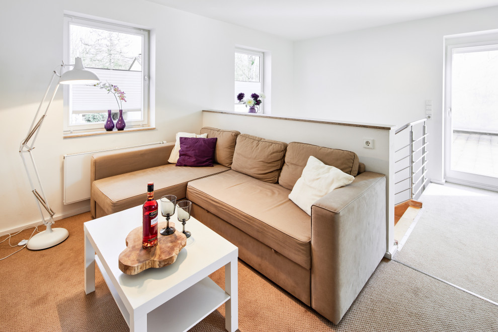 Großer Moderner Flur mit weißer Wandfarbe und Schieferboden in Köln