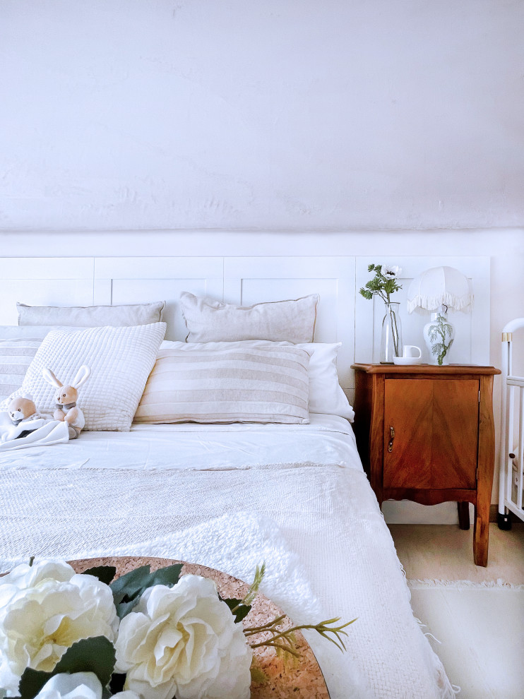 Пример оригинального дизайна: хозяйская спальня среднего размера в стиле неоклассика (современная классика) с бежевыми стенами, полом из травертина, бежевым полом и панелями на части стены