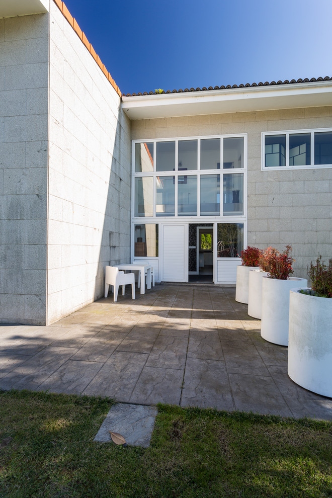 Diseño de puerta principal clásica renovada de tamaño medio con puerta doble y puerta blanca