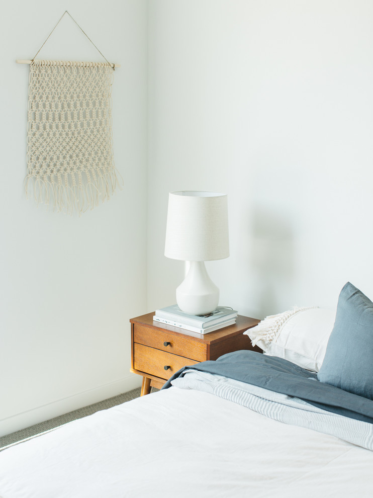 Example of a minimalist bedroom design in Los Angeles