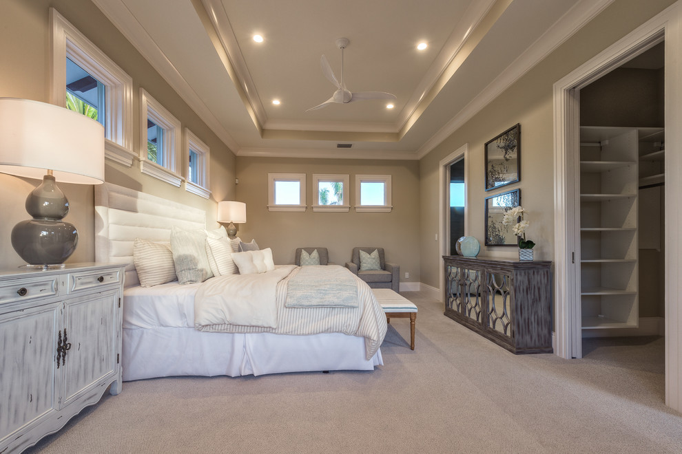 Example of a transitional home design design in Miami