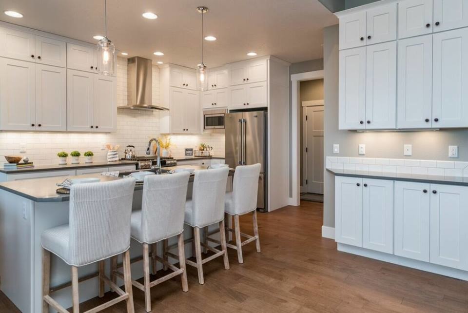 Example of a transitional home design design in Seattle