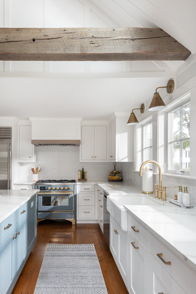Источник вдохновения для домашнего уюта: кухня в морском стиле с фасадами в стиле шейкер, островом и балками на потолке