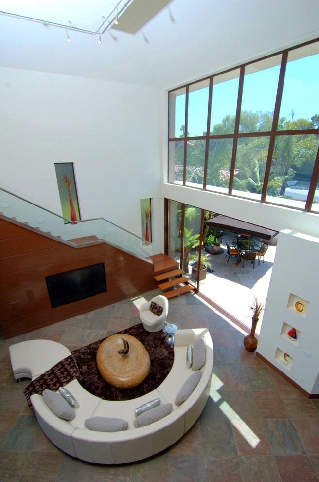 Photo of a contemporary living room in Orange County.