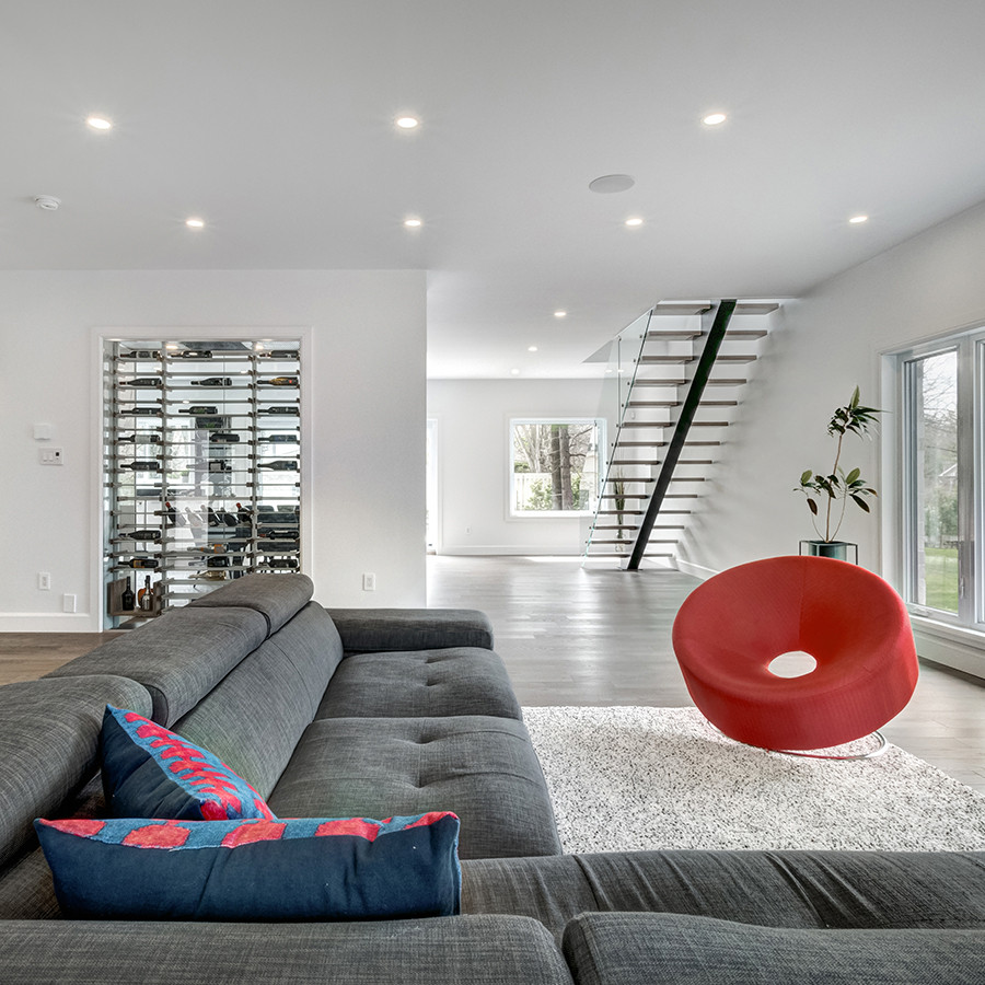 Idee per un grande soggiorno design aperto con parquet scuro e pavimento marrone