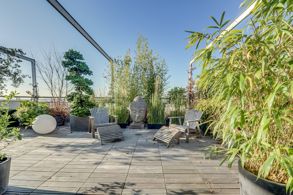 Photo of a large asian rooftop and rooftop deck in Paris with a container garden and no cover.
