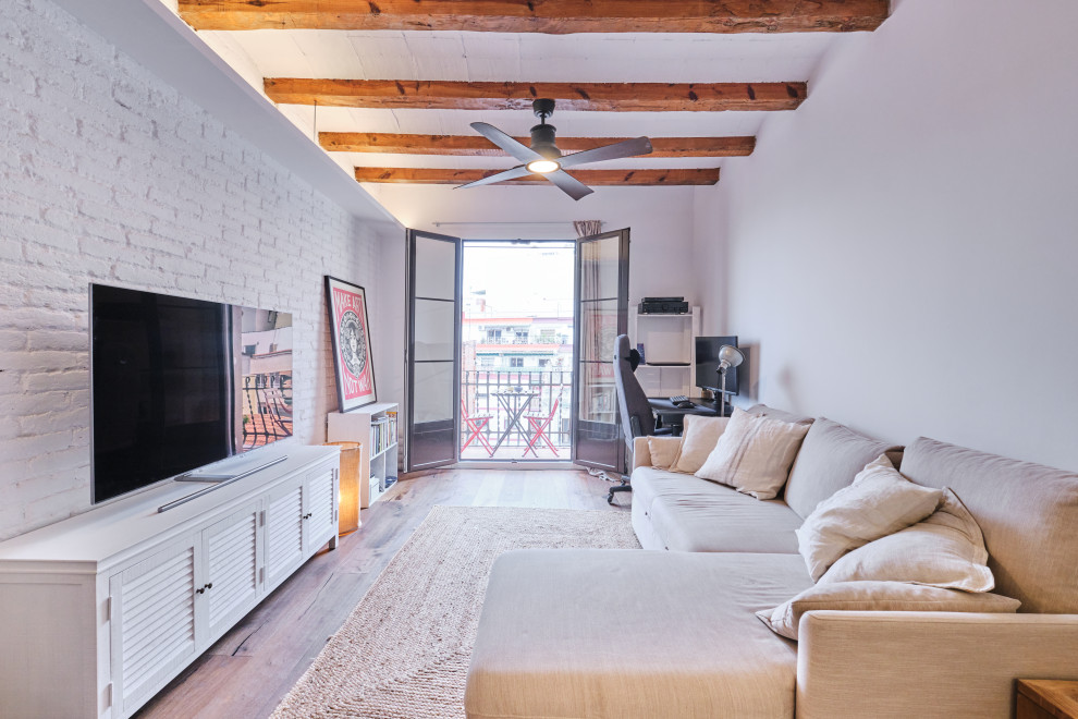 Diseño de sala de estar abierta mediterránea de tamaño medio con paredes blancas, suelo de madera en tonos medios, suelo marrón, vigas vistas, ladrillo y alfombra