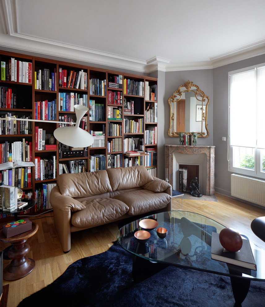 Small traditional living room in Paris.
