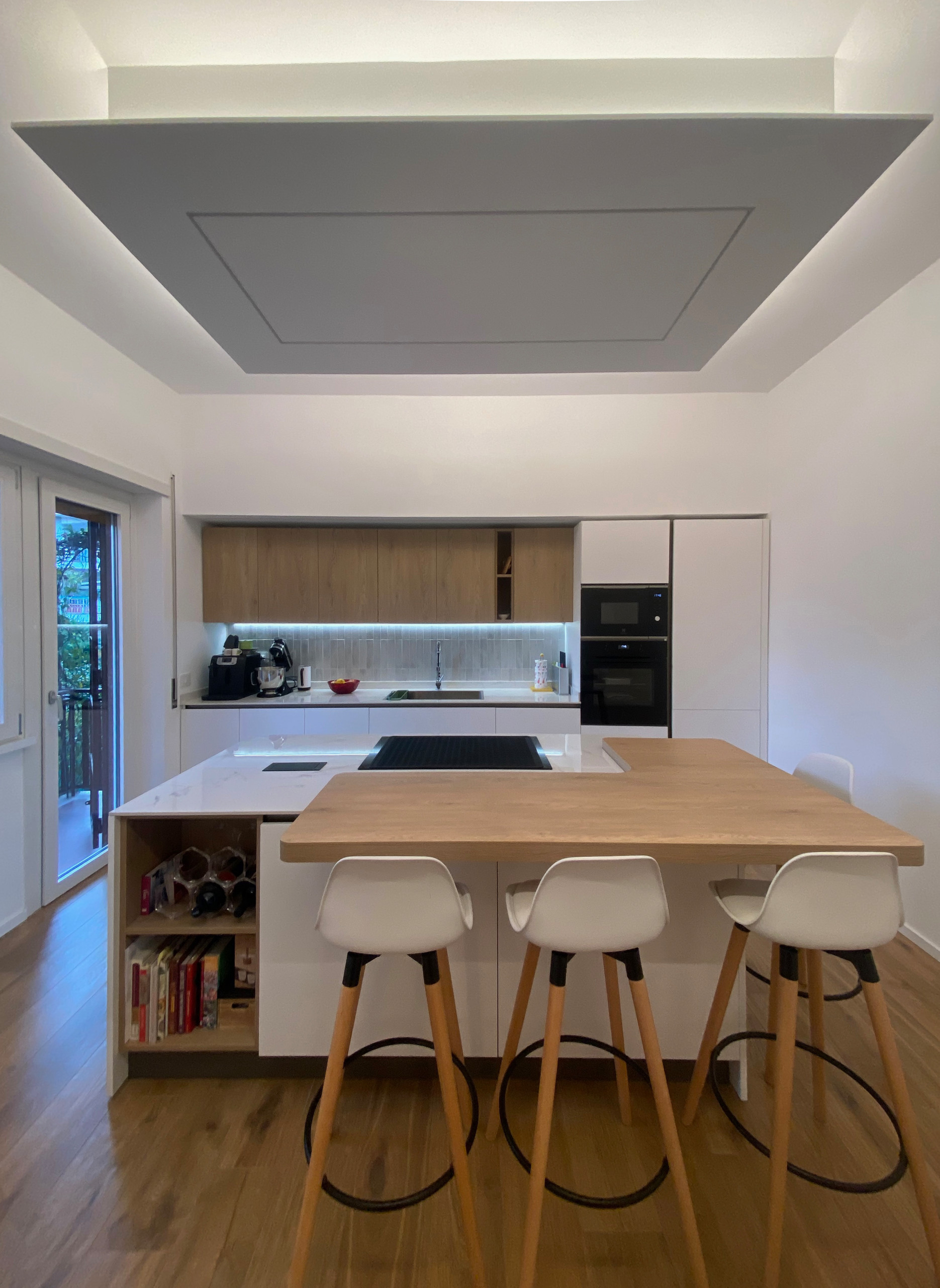 Quattro vetrate industriali nel living