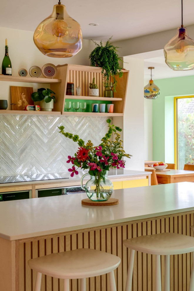 Offene, Mittelgroße Moderne Küche in L-Form mit Doppelwaschbecken, flächenbündigen Schrankfronten, Korkboden und Kücheninsel in Sonstige