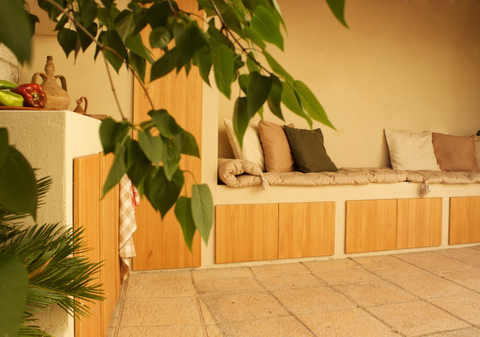 Imagen de terraza in patio trasero With suelo de baldosas and pérgola