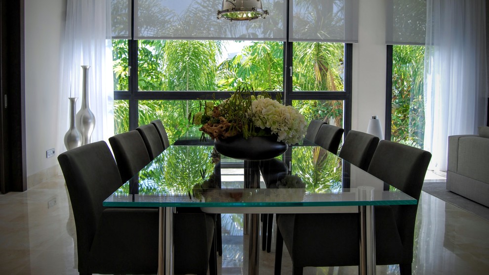 Imagen de comedor clásico renovado de tamaño medio abierto con paredes multicolor y todas las chimeneas