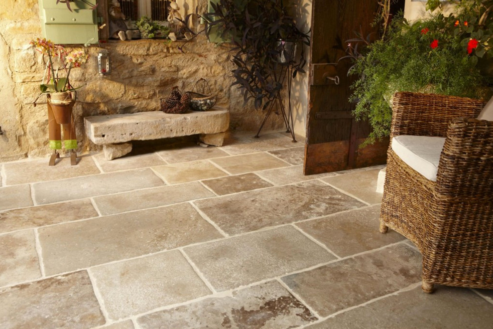 Design ideas for a mid-sized traditional front yard patio in Phoenix with natural stone pavers and a roof extension.