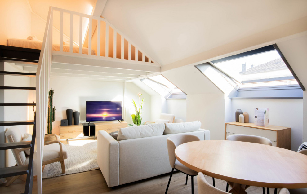 Imagen de salón tipo loft actual de tamaño medio sin chimenea con paredes blancas, suelo de madera en tonos medios, televisor independiente y suelo marrón
