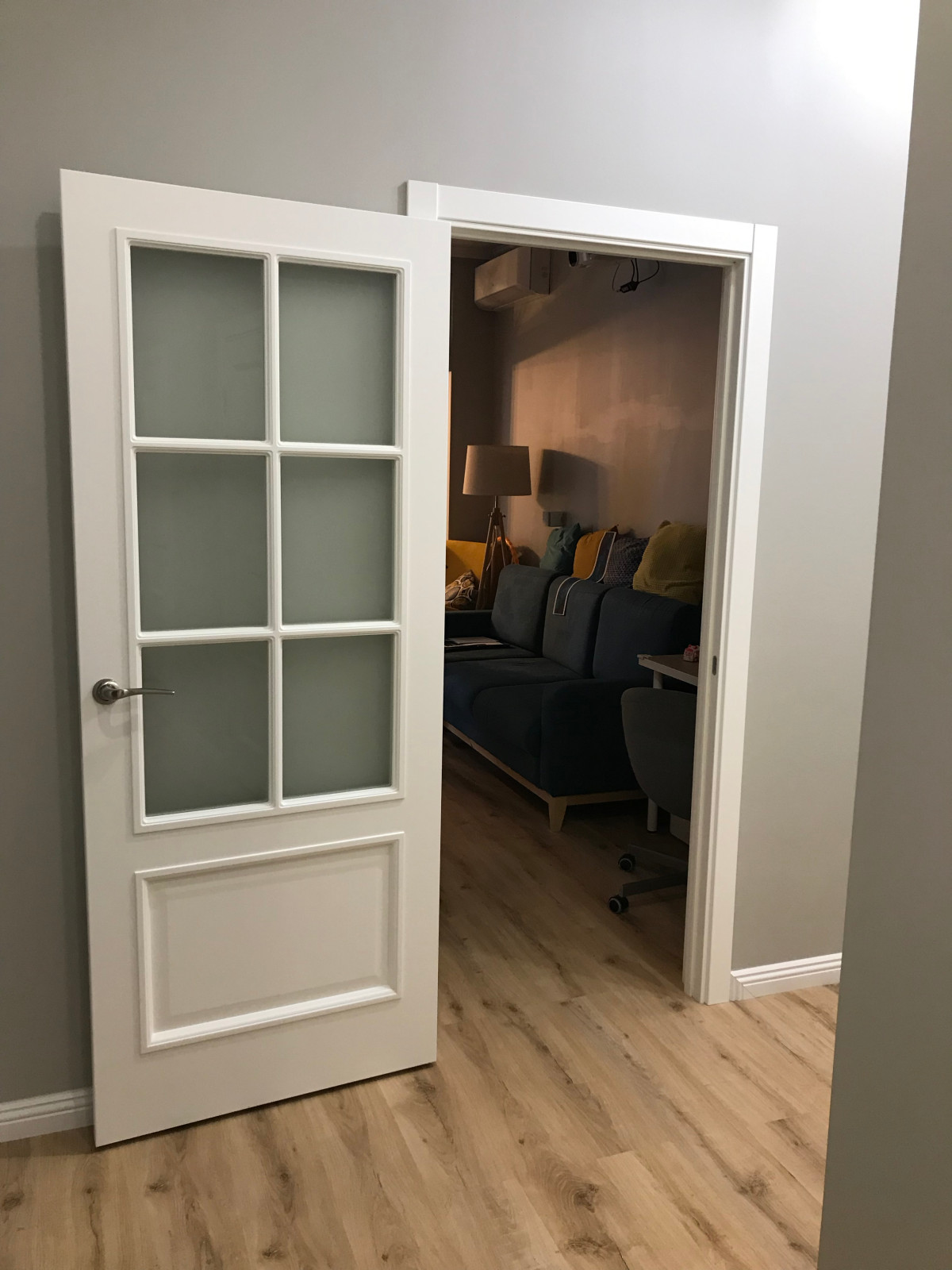 Вид на гостиную из коридора