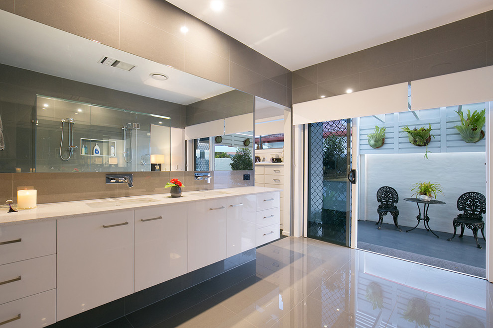 Design ideas for a contemporary bathroom in Brisbane.