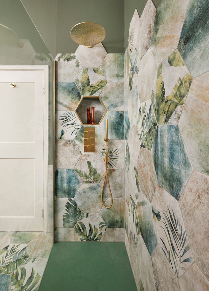 Ispirazione per una stanza da bagno per bambini design con doccia aperta, pareti verdi, pavimento in gres porcellanato, pavimento verde e doccia aperta