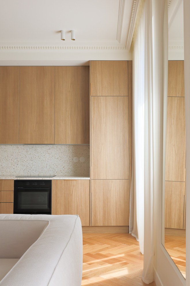Idéer för ett mellanstort klassiskt flerfärgad linjärt kök och matrum, med en integrerad diskho, luckor med profilerade fronter, skåp i ljust trä, bänkskiva i terrazo, flerfärgad stänkskydd, stänkskydd i marmor, integrerade vitvaror, ljust trägolv och brunt golv