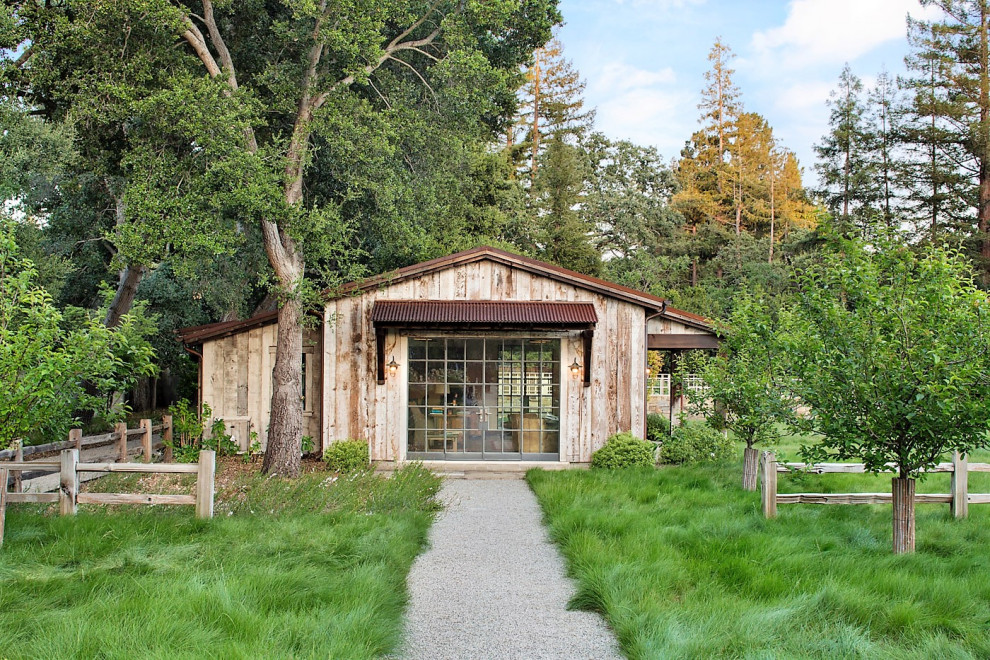 サンフランシスコにあるトラディショナルスタイルのおしゃれな物置小屋・庭小屋の写真
