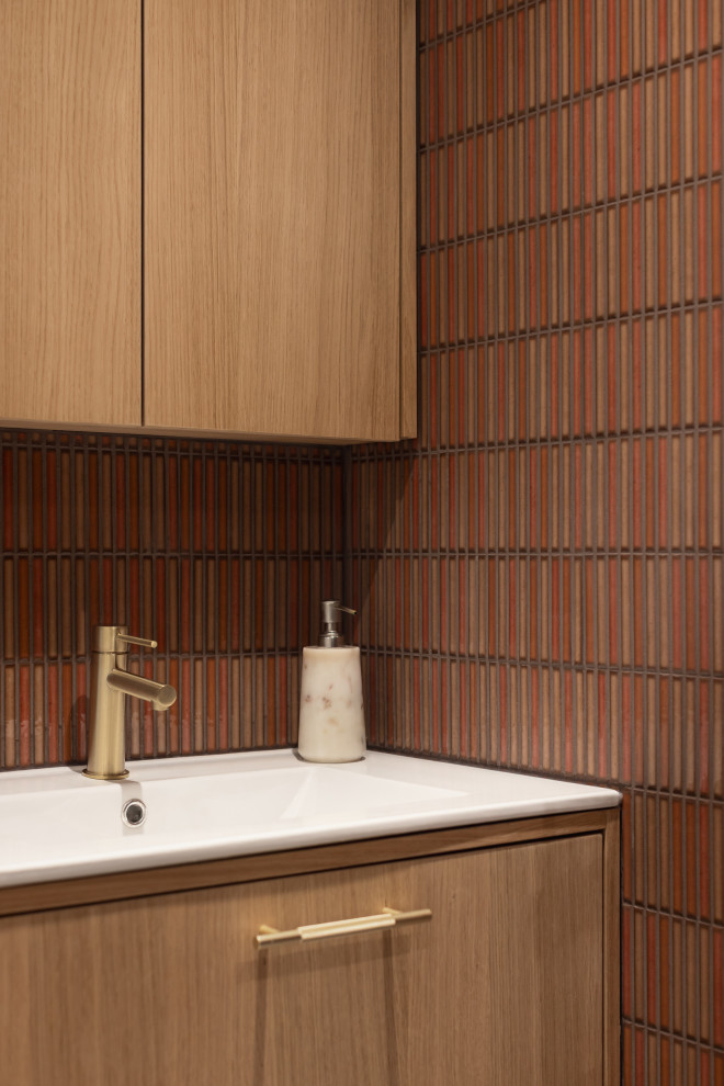 Aménagement d'un WC et toilettes contemporain.