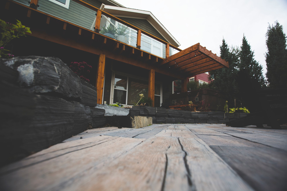 Design ideas for a rustic landscaping in Calgary.