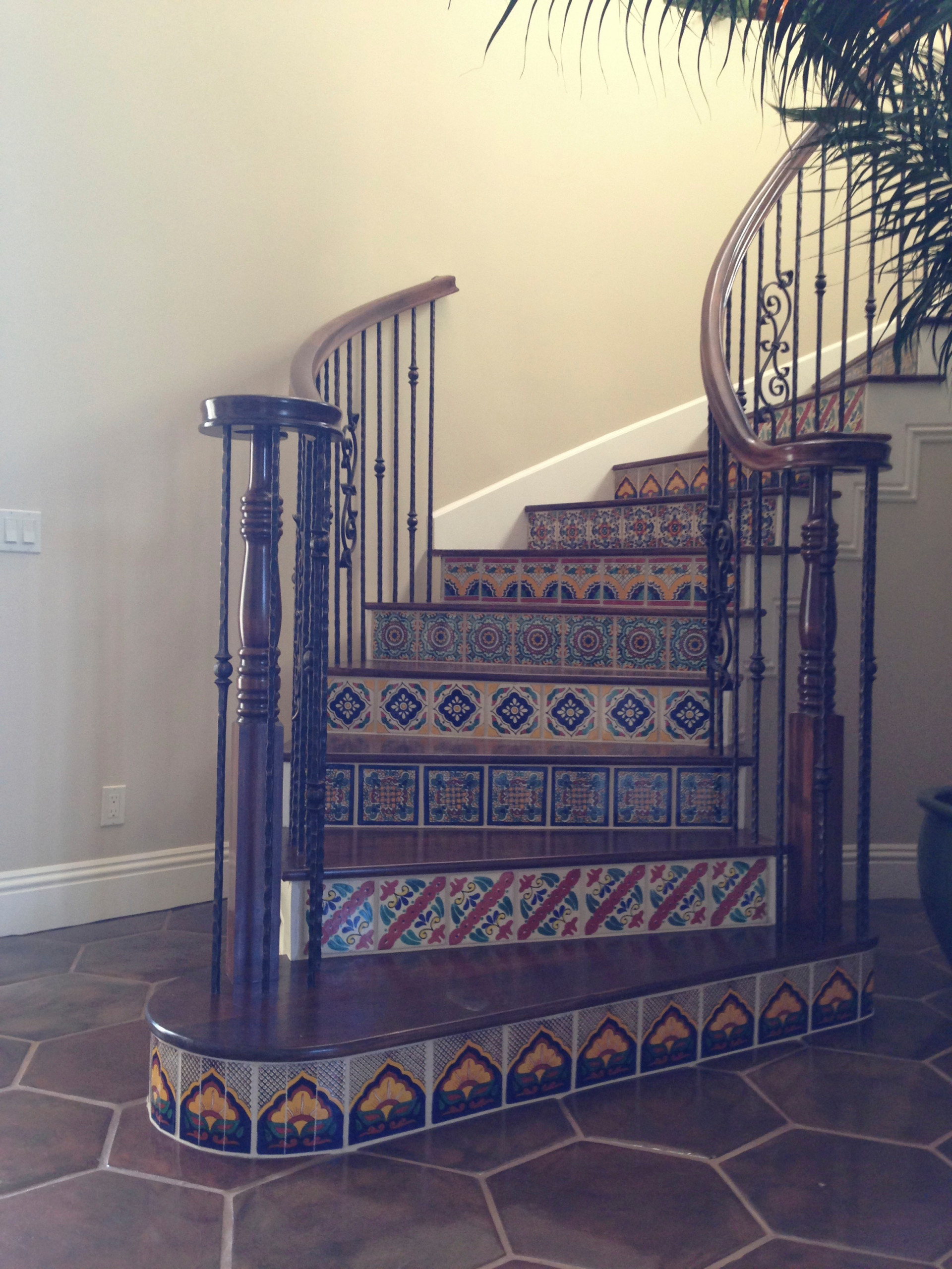 青いおしゃれな階段 (タイルの蹴込み板) の画像 75選 - 2025 年 12月