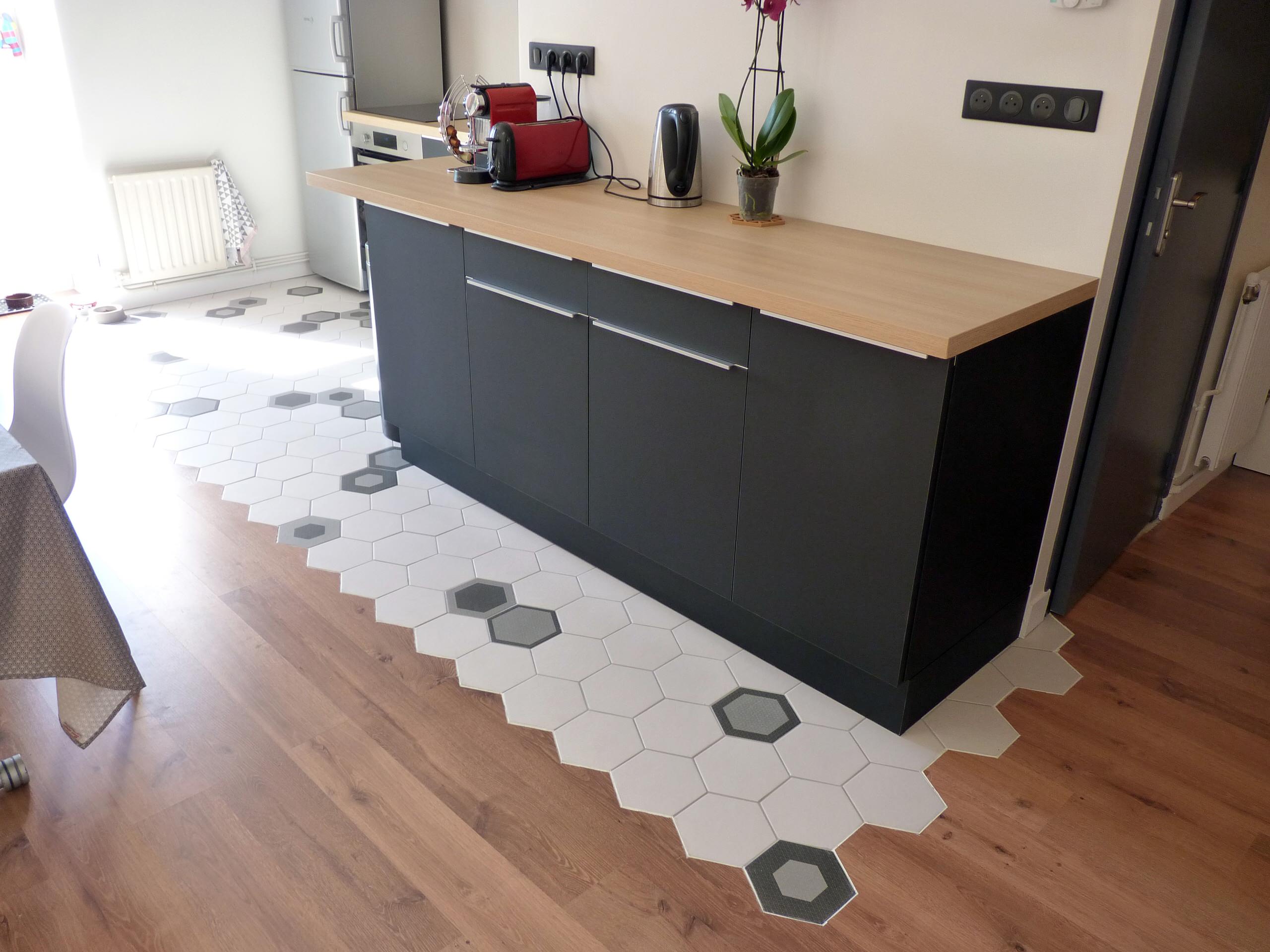 Meuble de cuisine qui fait aussi office de buffet dans l'espace salle à manger. Plusieurs prises ont été prévues au-dessus du plan pour qu'il puisse accueillir le petit électroménager.