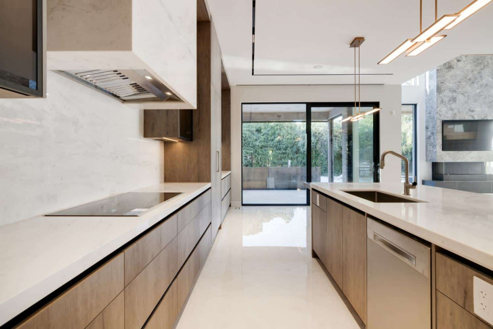 Kitchen - transitional kitchen idea in Toronto