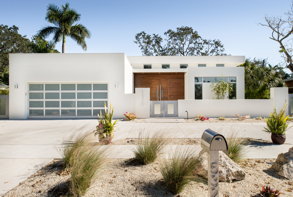 Example of a trendy white one-story stucco exterior home design in Orlando