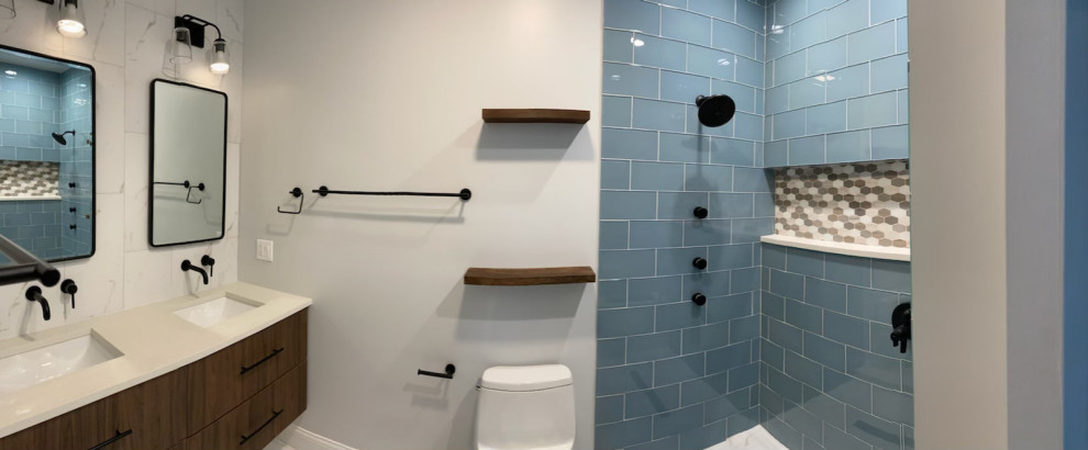 Cette image montre une douche en alcôve principale rustique en bois brun de taille moyenne avec un placard à porte vitrée, WC séparés, un carrelage bleu, un carrelage en pâte de verre, un mur blanc, un sol en carrelage de porcelaine, un lavabo encastré, un plan de toilette en quartz modifié, un sol blanc, une cabine de douche à porte coulissante, un plan de toilette blanc, un banc de douche, meuble double vasque et meuble-lavabo suspendu.