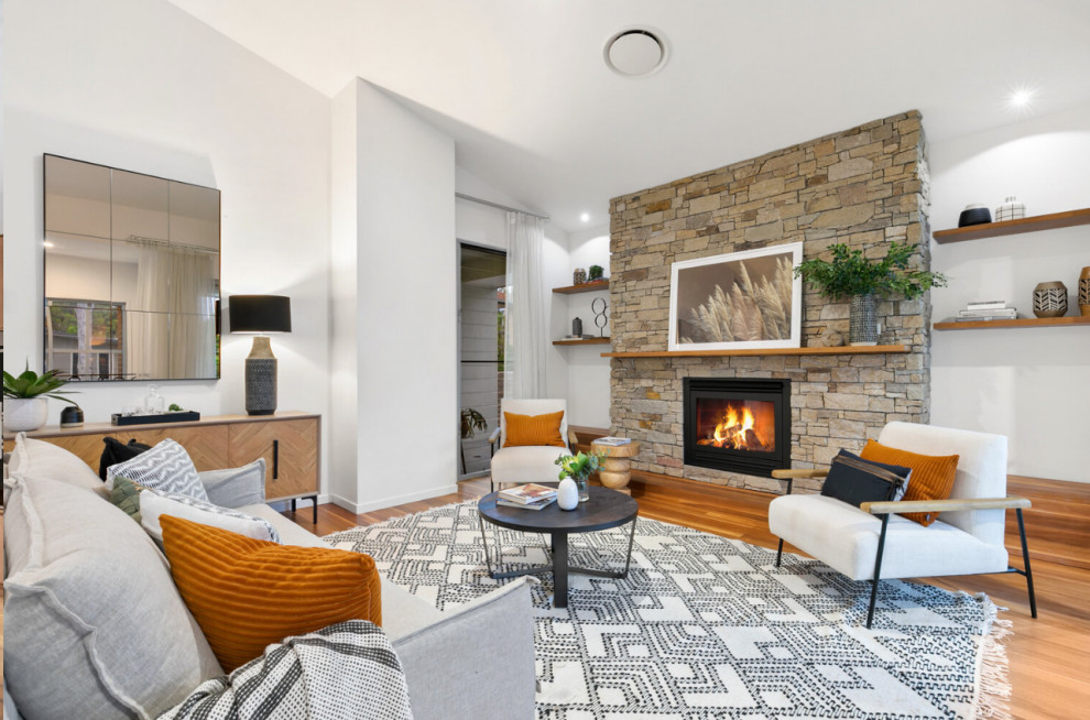 Design ideas for a midcentury living room in Brisbane.