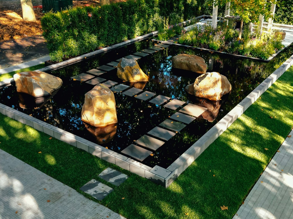 Идея дизайна: большой летний участок и сад на заднем дворе в современном стиле с полуденной тенью и покрытием из каменной брусчатки