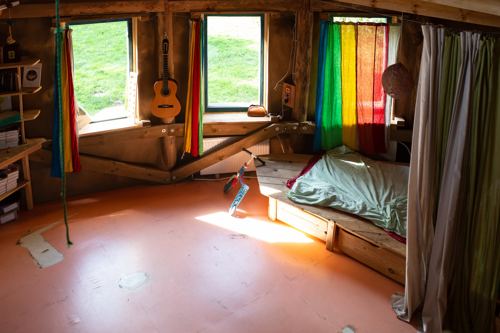 В гостях: Соломенный дом с русской печью